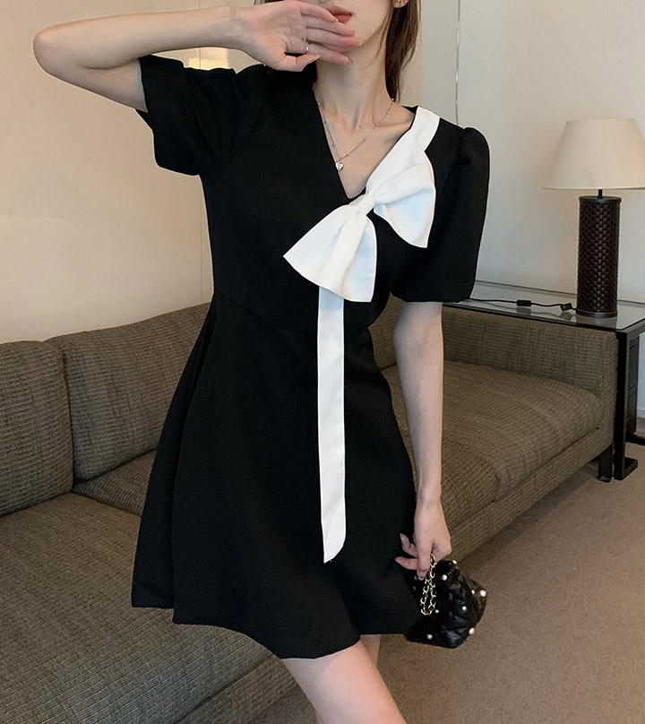 화이트 리본 퍼프소매 블랙 A라인 미니 공주 드레스
