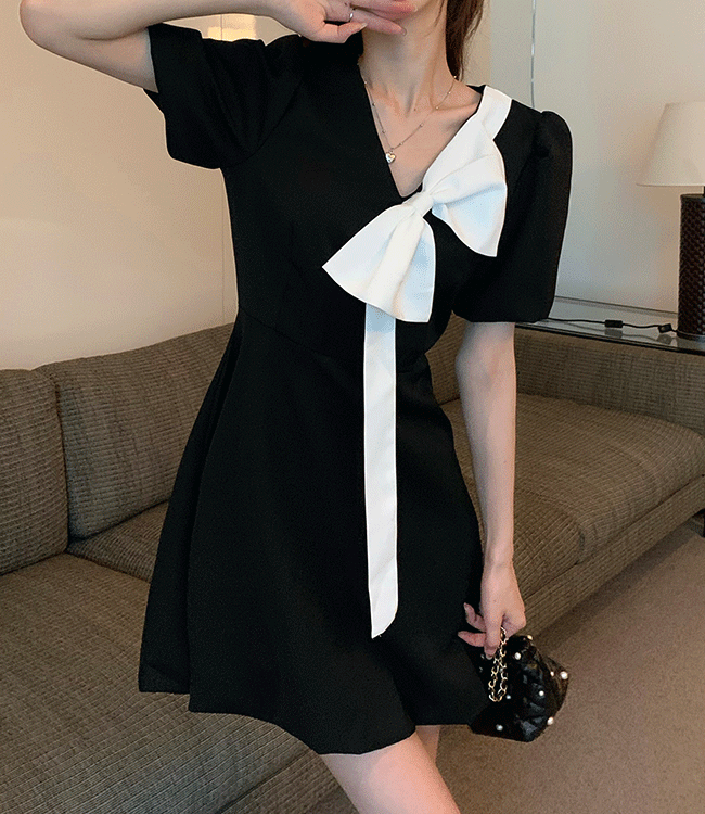 화이트 리본 퍼프소매 블랙 A라인 미니 공주 드레스